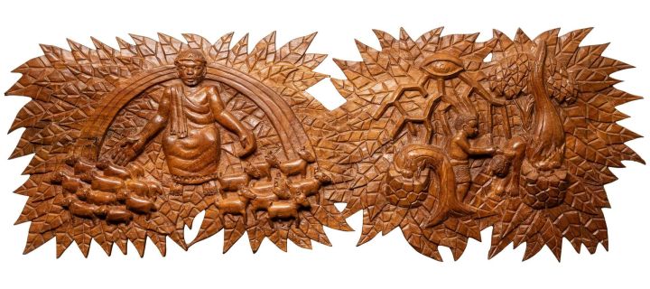 Schnitzkunstrelief aus Malawi aus der missio-Hauskapelle. Das Werk symbolisiert ebenfalls "Geschwisterlich handeln".