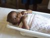 Ein Baby wird gewogen, um sicherzustellen, dass es ausreichend genährt ist