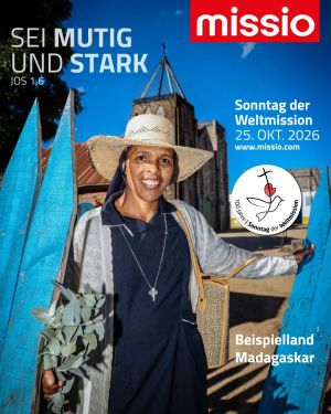 Social-Media-Vorlage zum Weltmissionsmonat 2026: Das Motiv zeigt eine Ordensschwester in Madagaskar, die vor einer Kirche steht und in die Kamera lacht.