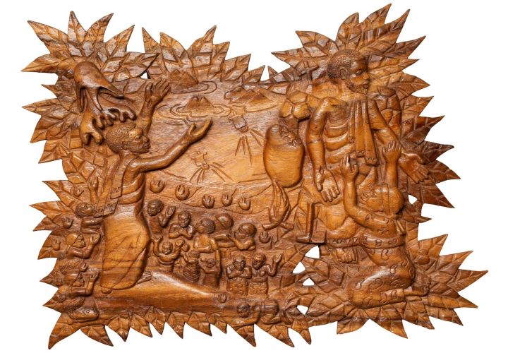 Schnitzkunstrelief aus Malawi aus der missio-Hauskapelle. Das Werk symbolisiert ebenfalls "Gesandt werden".