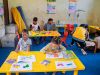 Kinder basteln in einer Notunterkunft in Nuwokat