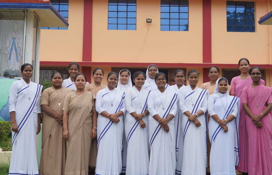 Gruppenfoto mit jungen Ordensschwestern in Indien.