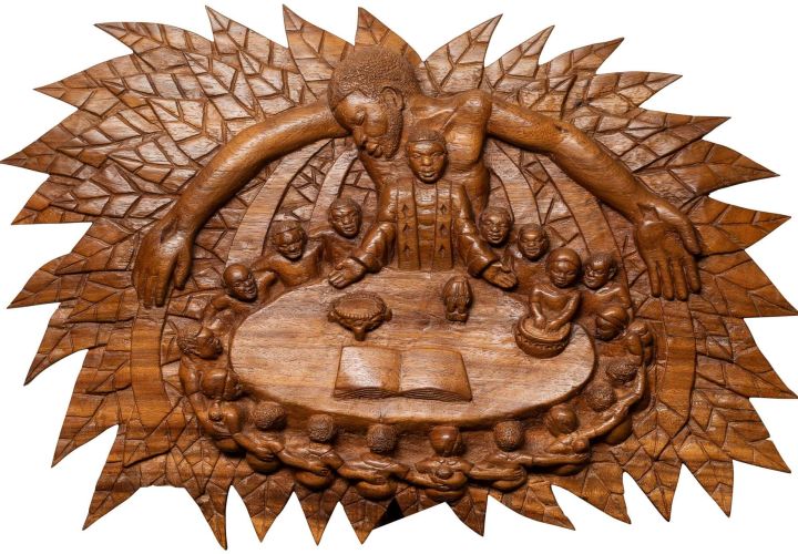 Schnitzkunstrelief aus Malawi aus der missio-Hauskapelle. Das Werk symbolisiert "Prophetisch leben".