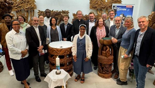 Gruppenfoto in der missio-Hauskapelle zum Start in den Monat der Weltmission 2026 mit den missio-Gästen aus Madagaskar, den Diözesanreferenten aus Bayern, den missio-Praktikanten und in der Mitte missio-Präsident Huber.