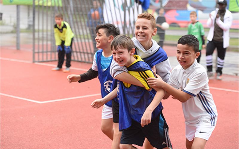 Foto von Jungs bei einem Spiel von dem Münchner Verein buntkicktgut, um den es auch im missio-Unterrichtsmateial anlässlich der Fußball-EM 2024 geht.