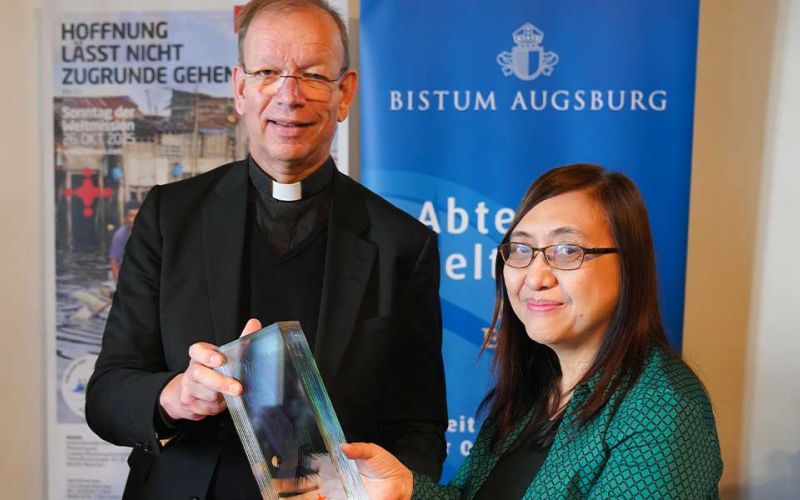 missio-Präsident Monsignore Huber (links) übergibt den Pauline-Jaricot-Preis 2025 an die philippinischen Menschenrechtlerin Carol Daria (rechts).