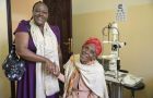 Schwester Meskel ist Koordinatorin der Gesundheitsstationen des Ordens. Sie gibt Arase Wojsjmeto die Hand.