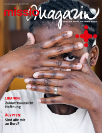 Das Titelbild der missio magazin Ausgabe 6/2023 zeigt eine junge Frau aus einem afrikanischen Land, die die Hände so vor ihr Gesicht hält, dass nur ein Auge zu sehen ist. Sie blickt direkt in die Kamera.