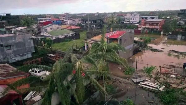 Umgeknickte Palmen und zerstörte Häuser in der Hafenstadt Toamasina auf Madagaskar