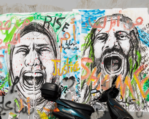 Ein Mann geht auf einer Straße in Beirut an bemalten Wänden vorbei. Die Graffiti zeigen schreiende Menschen - Symbolbild für die Notlage im Libanon