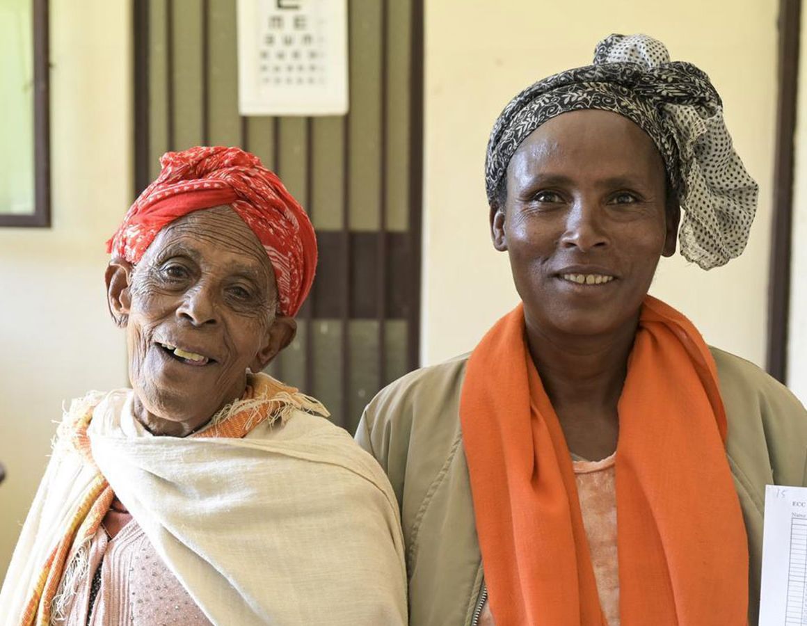 Zwei Frauen aus Äthiopien blicken im Jajura Health Center freundlich in die Kamera. Es sind Arase Wojshmeto und ihre Tochter.