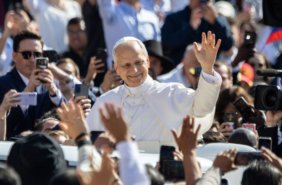 Papst Leo XIV. fährt über den Peterplatz