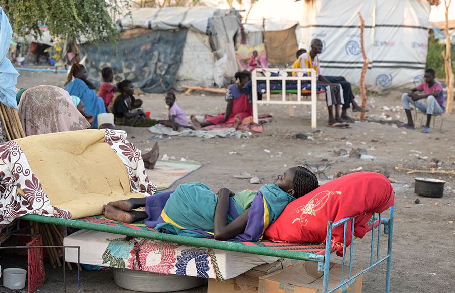 Ein geflüchtetes Kind aus dem Sudan liegt auf einem Bettgestell im Flüchtlingszentrum in Renk