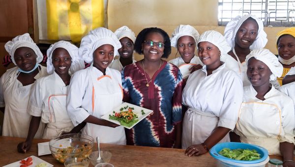 Louise Ndione und ihre Schützlinge beim Kochen in "Claire Amitiè"