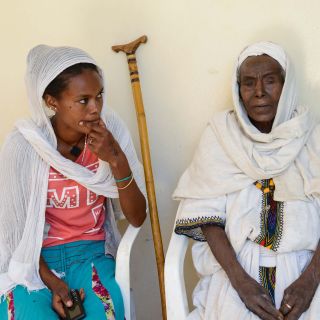 Zwei Frauen warten in der Gesundheitsstation