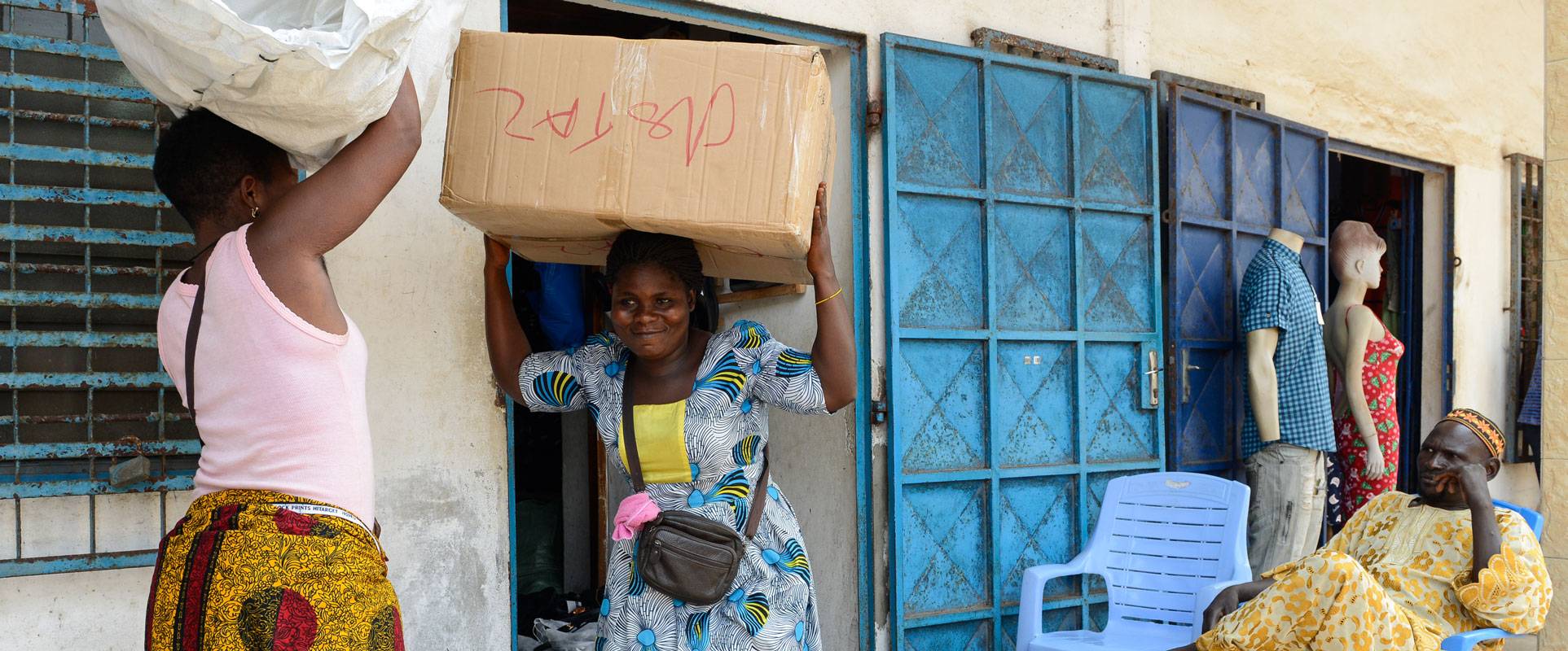 Die Kinder von Lastenträgerinnen in Lomé/Togo. Foto: Jörg Böthling