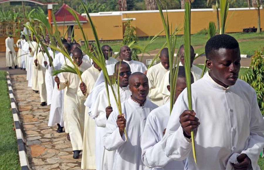 Priesteramtskandidaten in Uganda auf dem Weg zur Messe