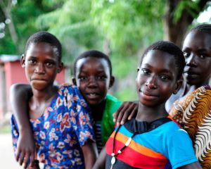 Kinder und junge Frauen finden im Wohnheim Jipe Moyo wieder Lebensfreude