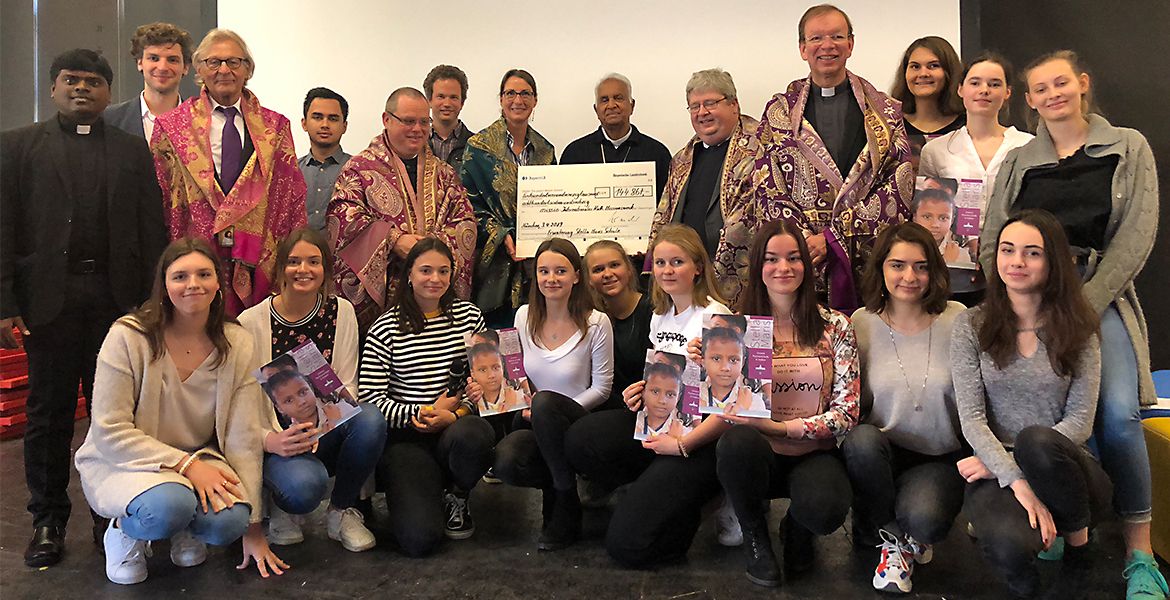 Übergabe von Scheck und Imagebroschüre an die indische Partnerschule des Gymnasiums Schäftlarn