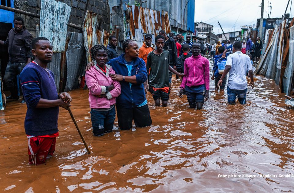 Menschen stehen im Armenviertel Mathare von Nairobi im Hochwasser. Foto: picture alliance / Anadolu / Gerald Anderson