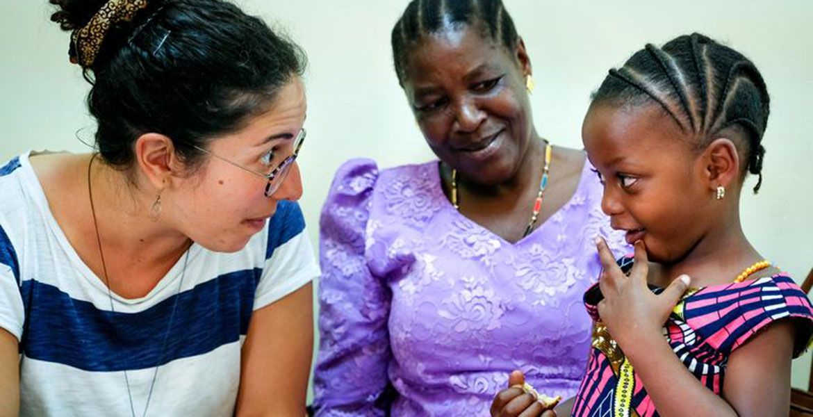 Princess mit ihrer Großmutter und einer Simama-Mitarbeiterin im Mbeya Referral Krankenhaus