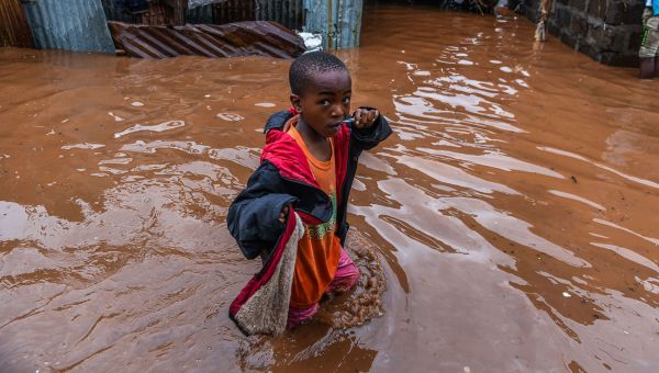 Ein Kind watet im Armenviertel Mathare in Nairobi durch die Fluten