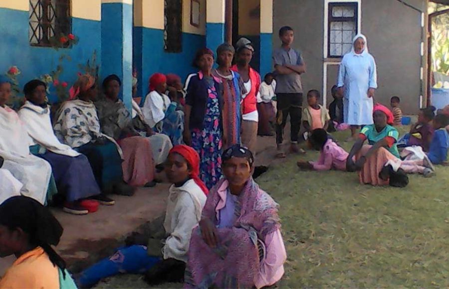 Eine Gruppe älterer Frauen wartet auf die Ausgabe der Nahrungsmittelpakete