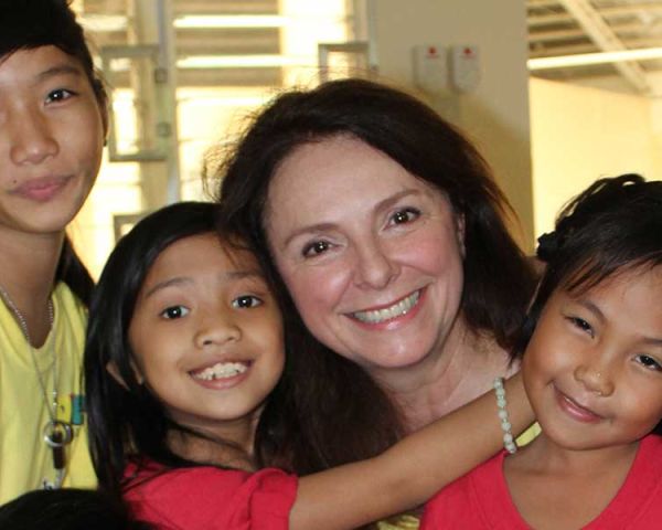 Uschi Dämmrich von Luttitz mit Kindern in Bhutan