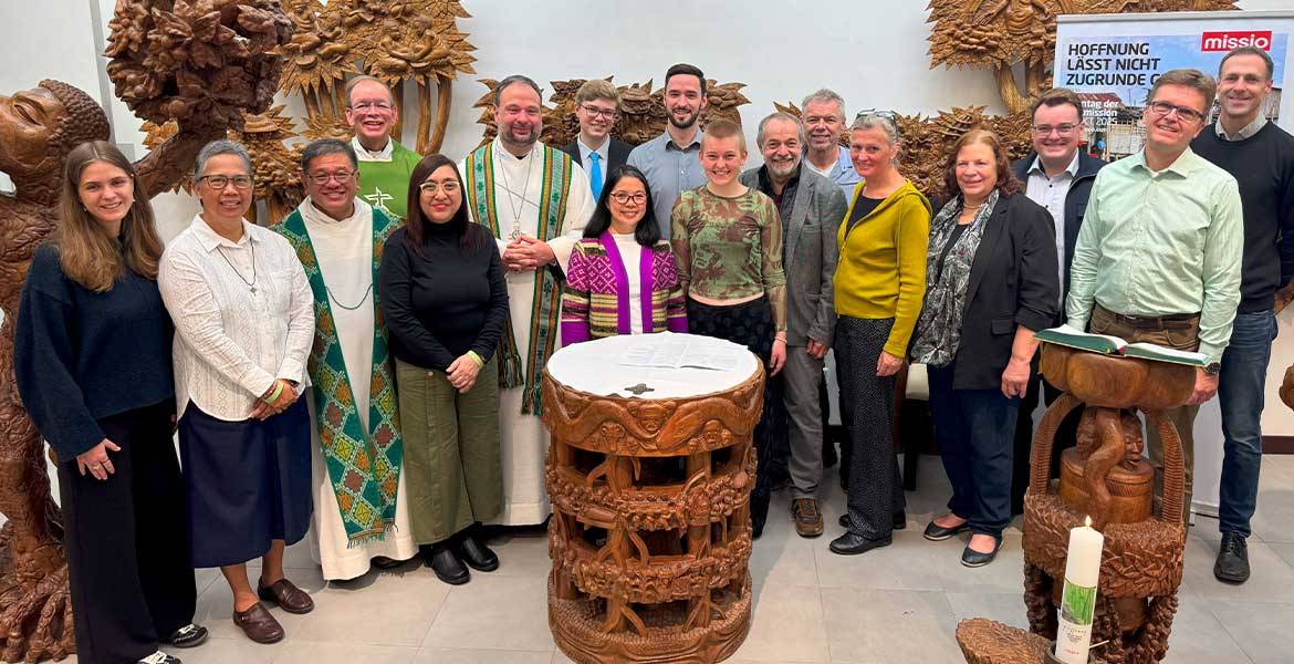 Gruppenfoto aller Beteiligten des Weltmissionsmonats 2025 in der missio-Hauskapelle in München.