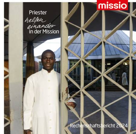 Titelbild des PRIM-Rechenschaftsbericht 2024: Ein Seminarist öffnet die Pforte zum Vorhof der Kirche.