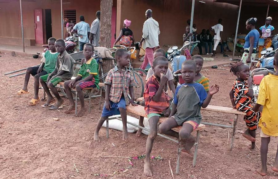 1200 Flüchtlinge haben Schutz in einer Pfarrei in Burkina Faso gesucht.