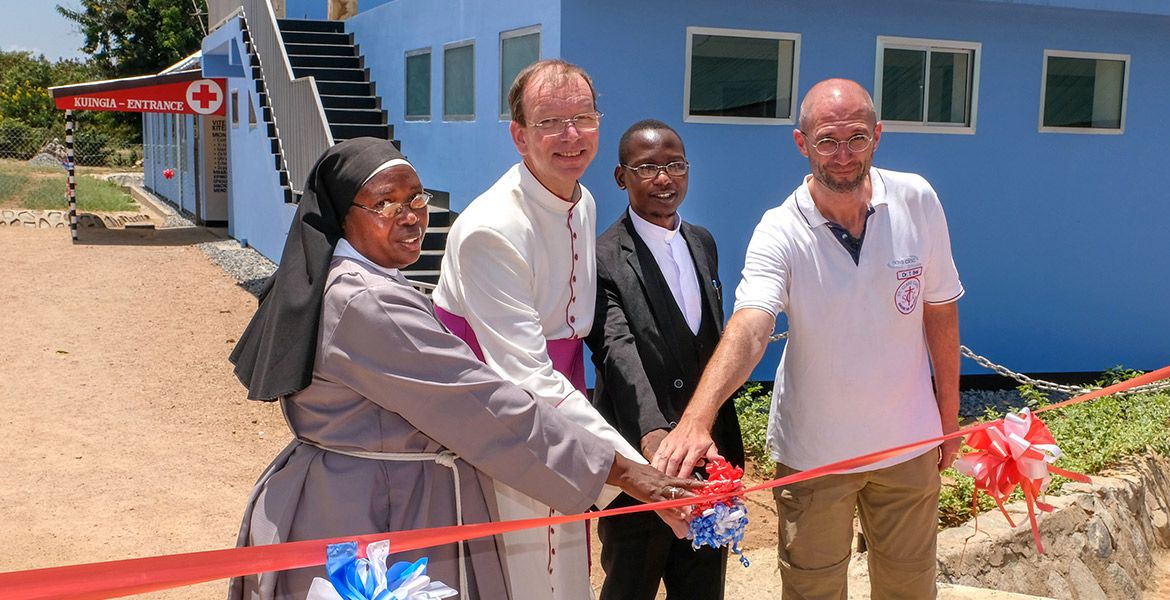 Einweihung Klinik in Mwanza, Tansania durch Monsignore Wolfgang Huber und Dr. Thomas Brei; Foto: Friedrich Stark