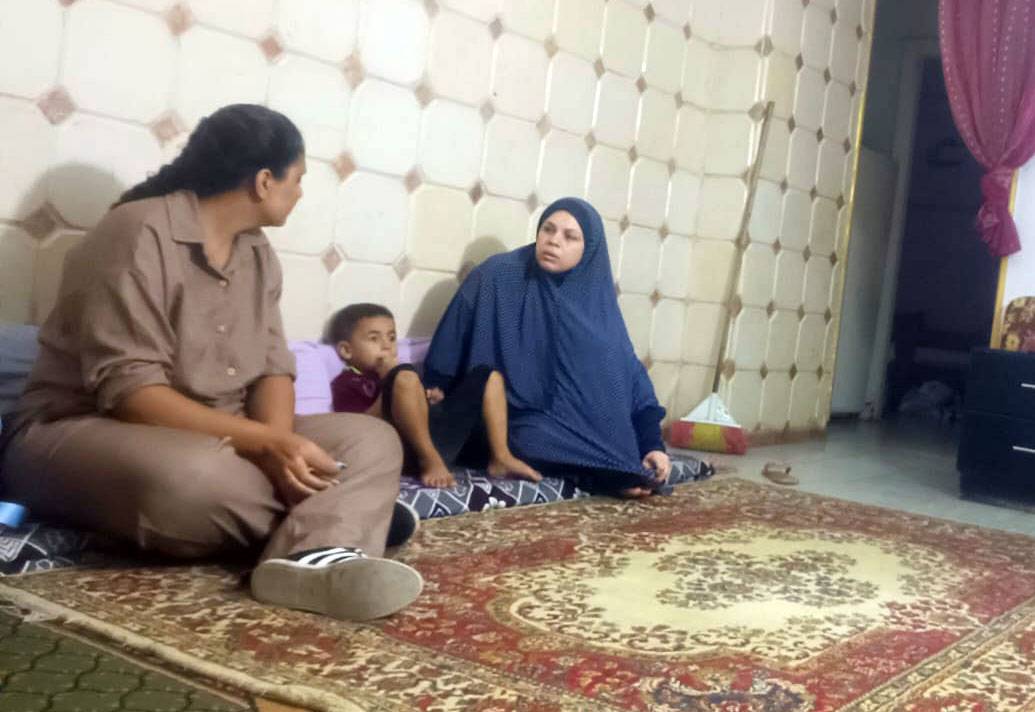 Eine geflüchtete Frau mit Kind aus Gaza redet mit einer Mitarbeiterin der Diözese Ismailia in Ägypten
