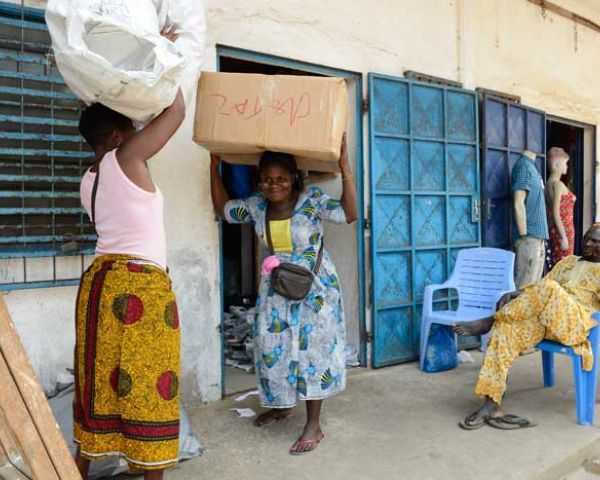 Die Kinder von Lastenträgerinnen in Lomé/Togo. Foto: Jörg Böthling