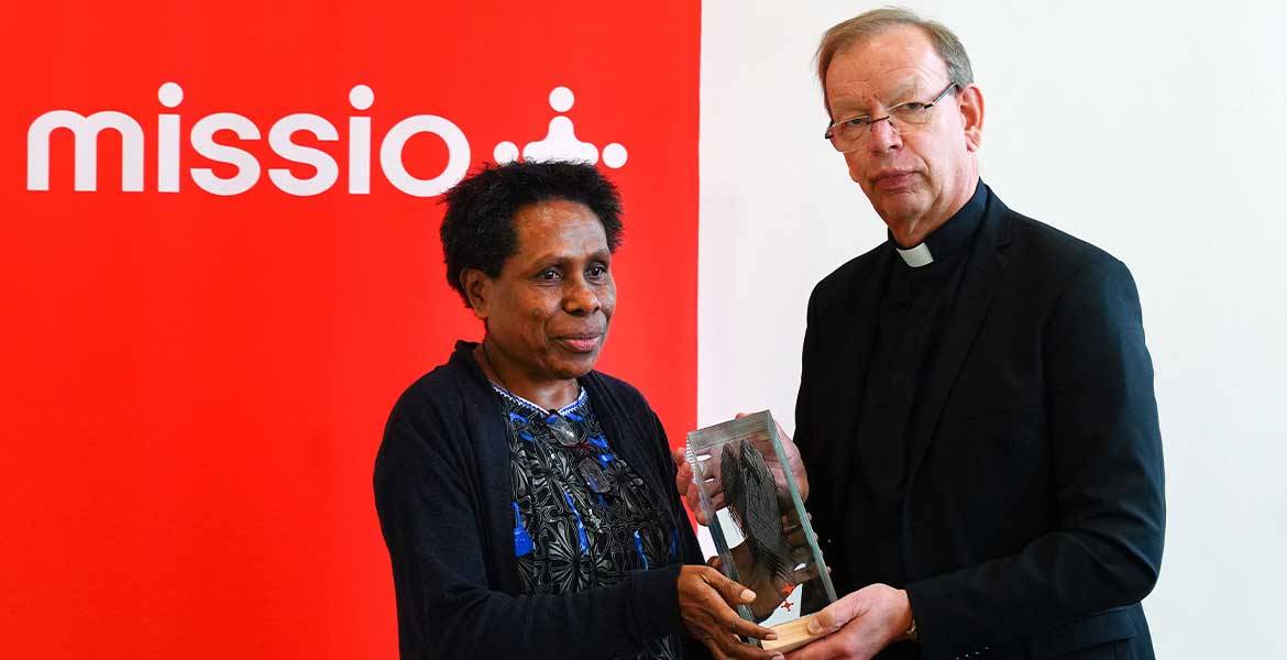 Monsignore Huber überreicht den Pauline-Jaricot-Preis 2024 an die Umweltaktivistin Rosa Koian aus Papua-Neuguinea.