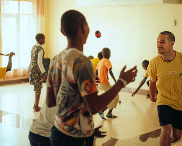 Klaus Steinbacher tanzt mit Jugendlichen in Nairobi