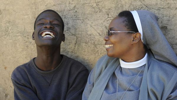 Eine Schwester und ein Aids-Waise aus Sambia lachen gemeinsam