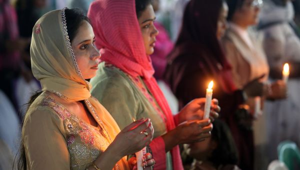 Frauen in Pakistan mit Kerzen, Foto: Fritz Stark
