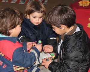 Kinder, die vom Krieg betroffen sind, spielen in Damaskus.