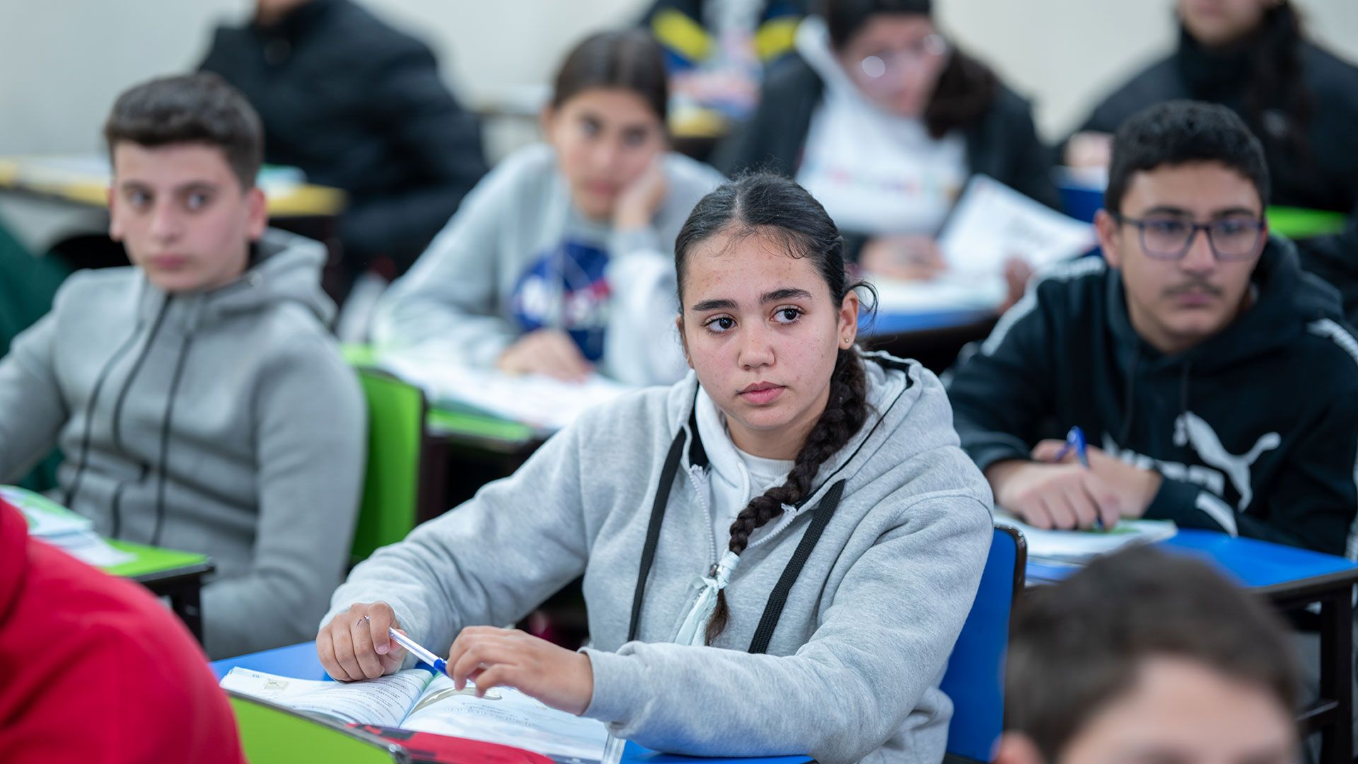 Ein Mädchen sitzt in Syrien in einer Schulbank