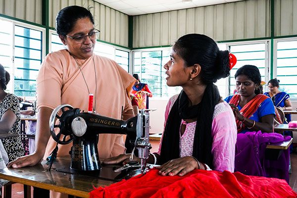 Frau erhält Ausbildung an Nähmaschine