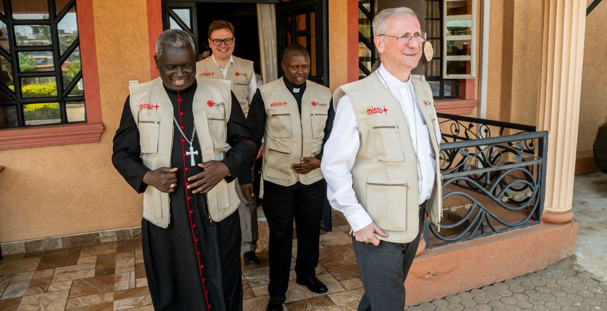Erzbischof Philip Anyolo und Erzbischof Dr. Stefan Heße besichtigen das Gelände der Christ the King Parish in Githurai