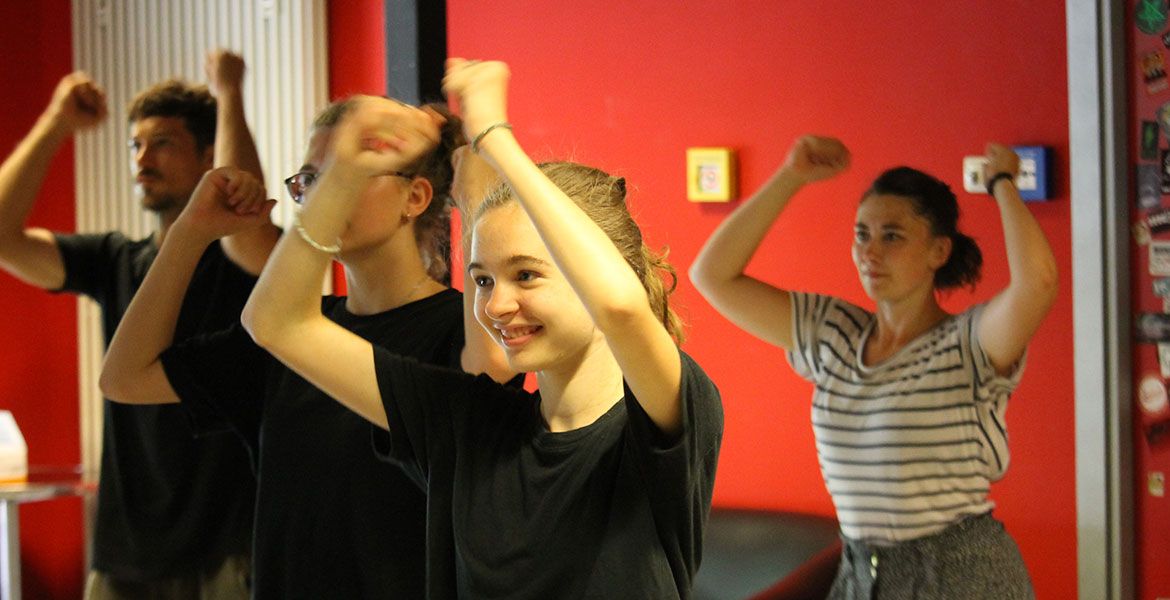 Schülerinnen tanzen mit Choreografin Laura Saumweber beim TanzLAB der Schauburg München