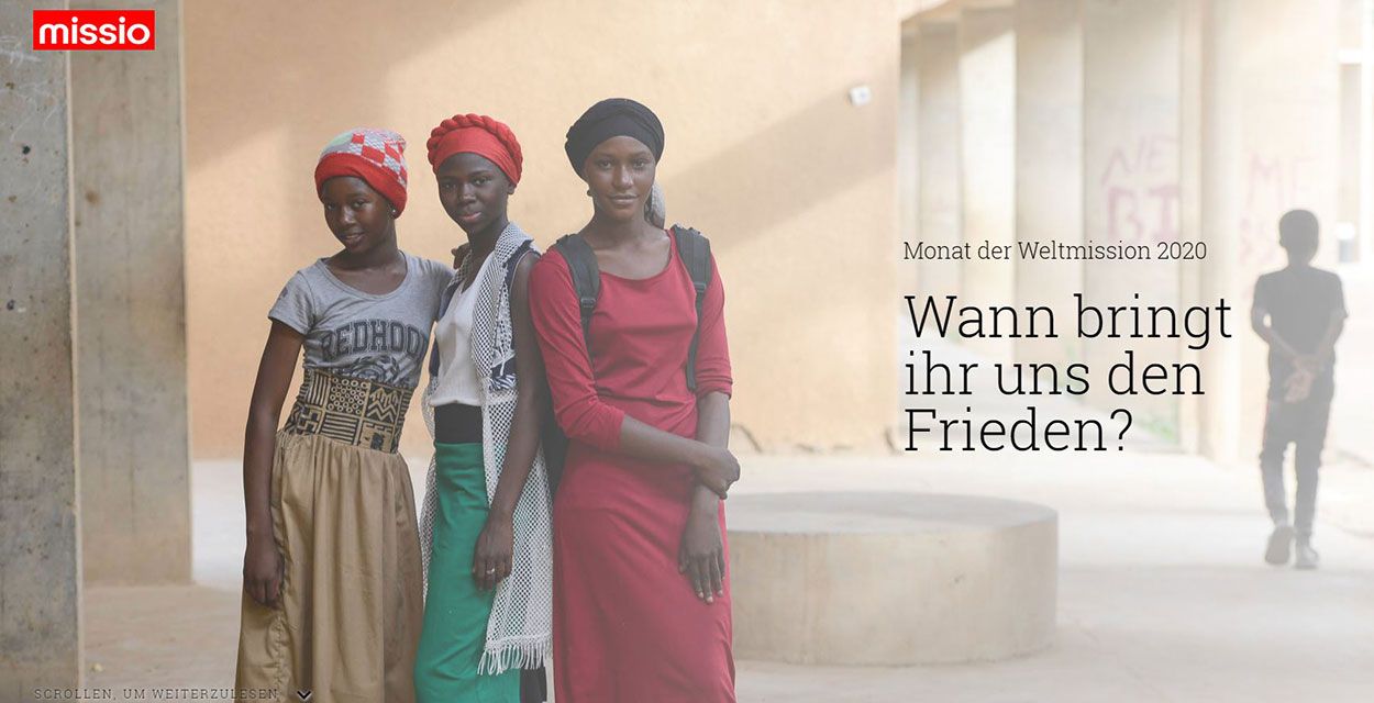 Junge, selbstbewusste Frauen aus Mali blicken in die Kamera