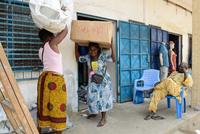 Die Kinder von Lastenträgerinnen in Lomé/Togo. Foto: Jörg Böthling