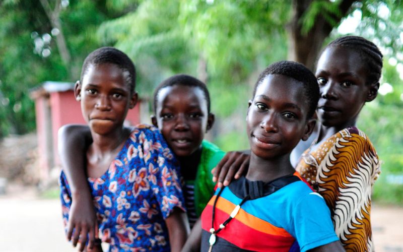 Kinder und junge Frauen finden im Wohnheim Jipe Moyo wieder Lebensfreude