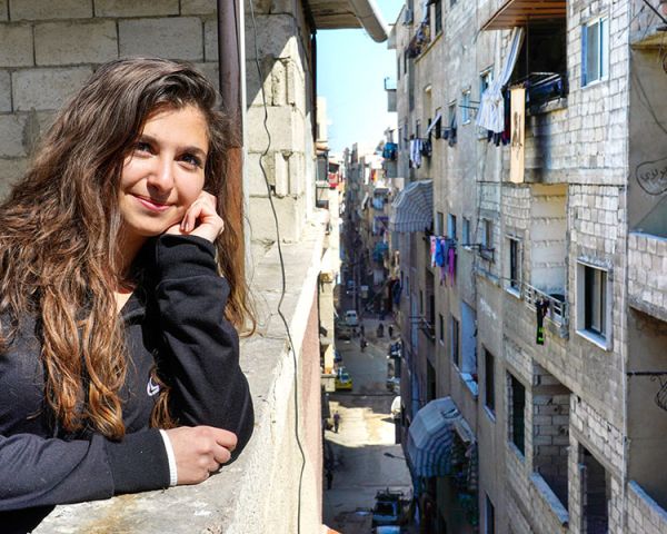 Katia Sioufi sieht vom Balkon in Damaskus