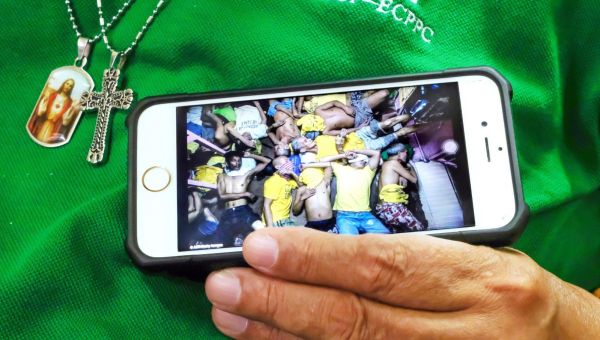 Handyfoto von überbelegten Gefängniszellen in Manila auf den Philippinen.