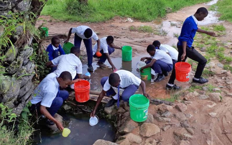 Zugang zu sauberem Trinkwasser für Schulkinder
