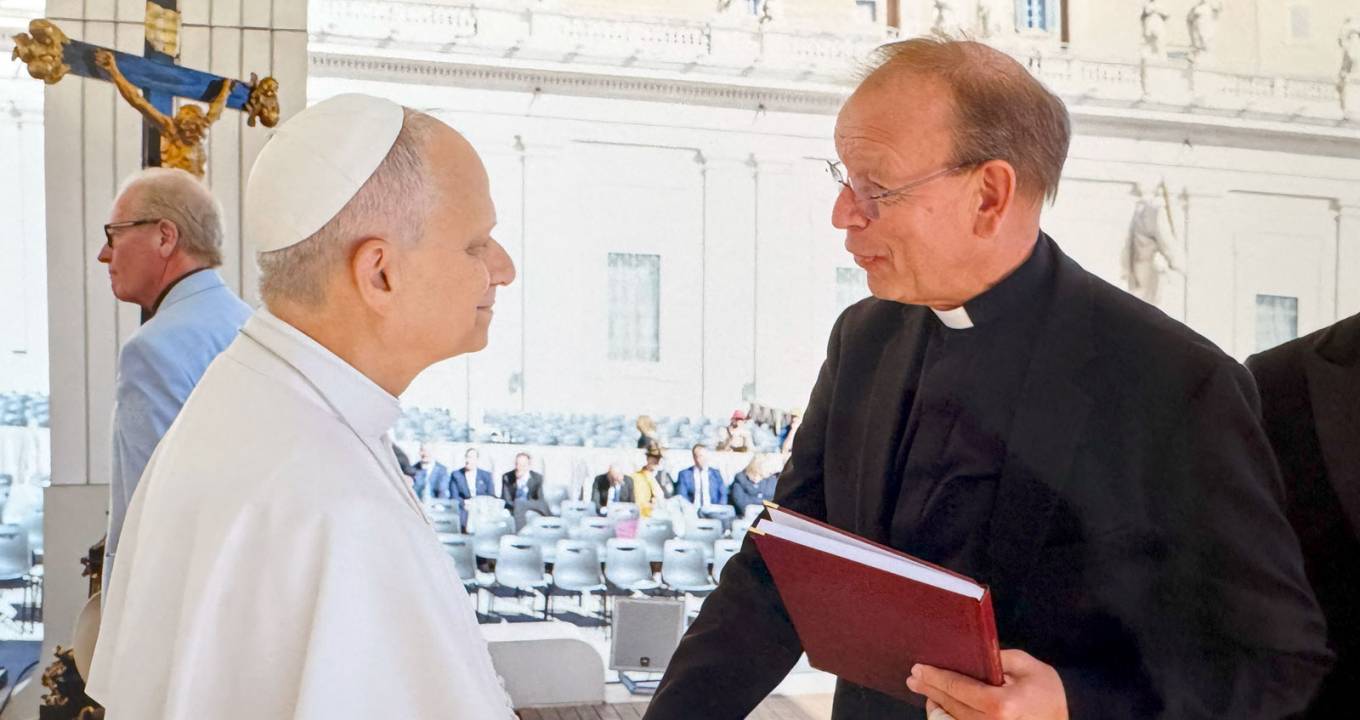 missio-Präsident Monsignore Huber überreicht Papst Leo XIV. ein Buch mit Wünschen an den Pontifex